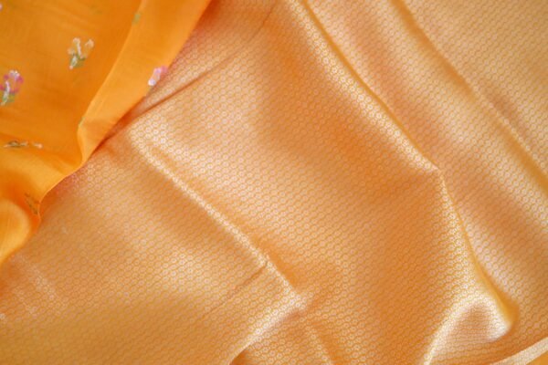 Musturad Tassar Silk With Swan Border - Image 4